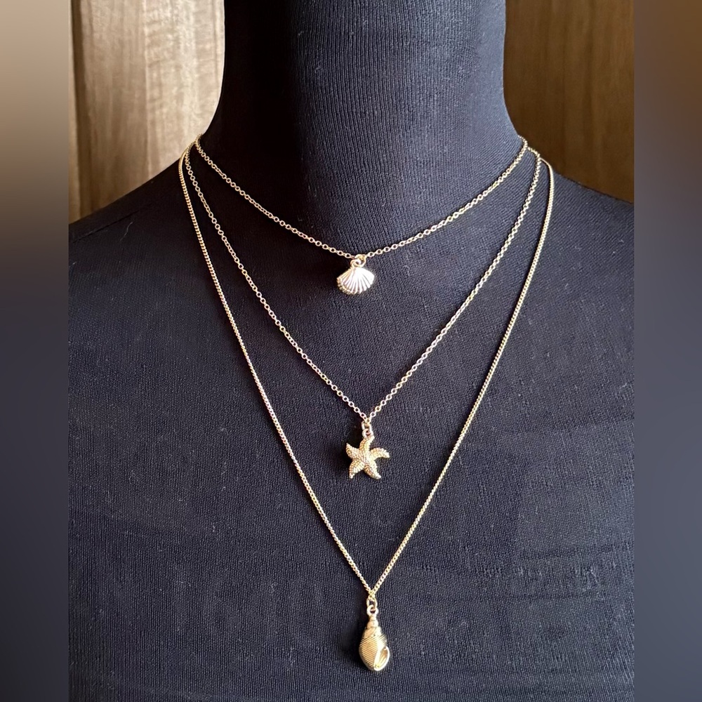 NWT Forever 21 Gold Layered Necklace Set with Shell and Starfish Charms